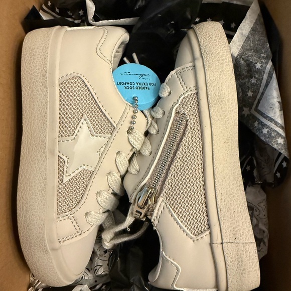 Vintage Havana Toddler Sneakers with Star & Zipper Detail NWT - Picture 2 of 5